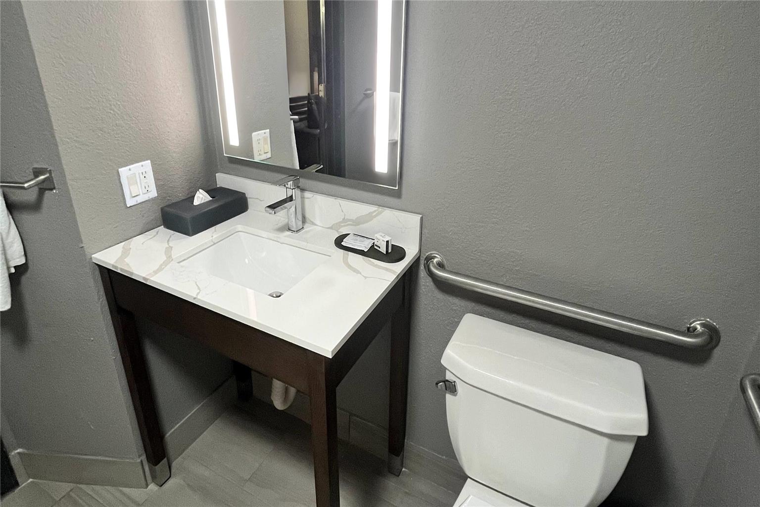 La Quinta Inn & Suites by Wyndham Jacksonville Butler Blvd - photo 32