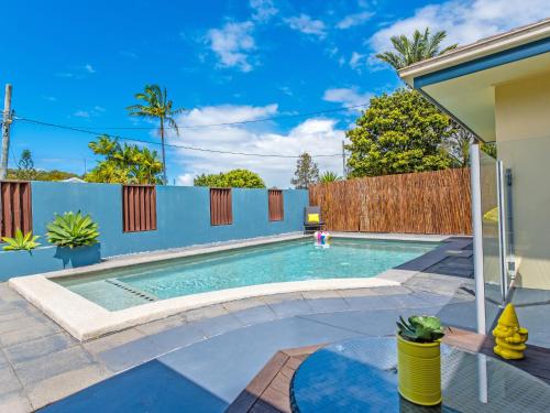 Coolum Waves Pet Friendly Holiday House — 4-Star Luxury Hotel in Coolum Beach, Australia