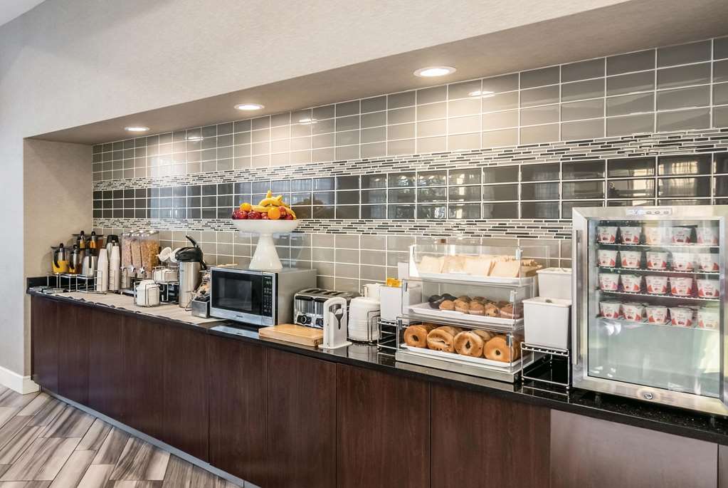 La Quinta Inn & Suites by Wyndham Orlando Airport - photo 69