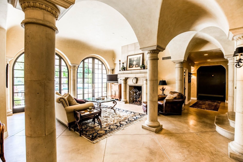 Catalina by AvantStay Private Grand Estate Backyard & Pool - photo 9