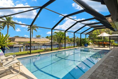 Villa Paradise Cove NEW LISTING Elec Heated Pool w spa on Gulf Access w dock SWFL Rentals — 4-Star Luxury Hotel in Cape Coral, United States