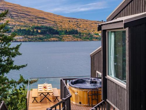Queenstown Lakefront Dream 4 Bed — 4-Star Luxury Hotel in Queenstown, New Zealand