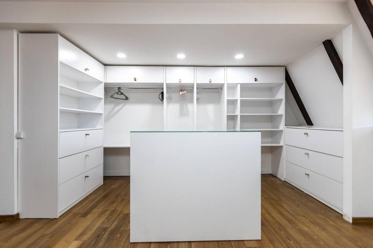 Vintage Mezzanine Apt in City Center By Wehost