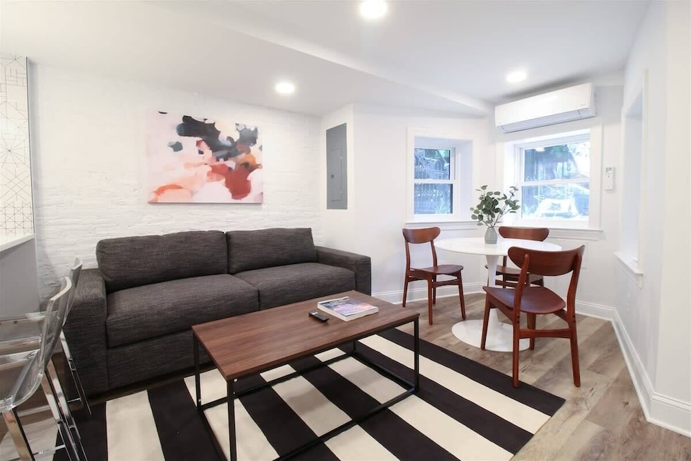 On DCs Doorstep Family Friendly 2 bed Cap Hill Apt Permit — 4-Star Luxury Hotel in Washington, United States