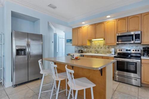 Tropical luxury pool home by the beach with roof top lounge centrally located on Anna Maria Island — 4-Star Luxury Hotel in Holmes Beach, United States