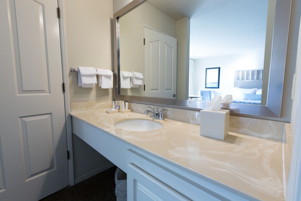 Cambria Landing Inn & Suites - photo 33