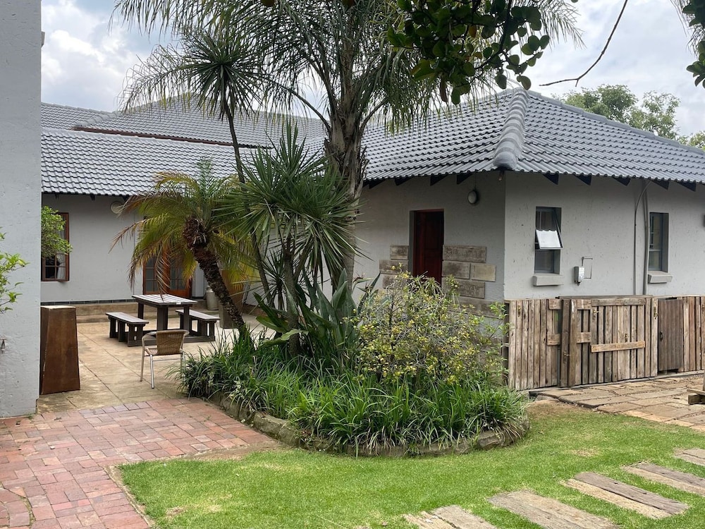 Africa Footprints Lodge Kempton Park — 4-Star Luxury Hotel in Johannesburg, South Africa