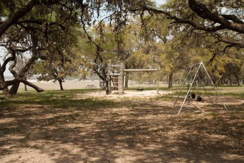 Medina Lake Camping Resort Cabin 7 - photo 4