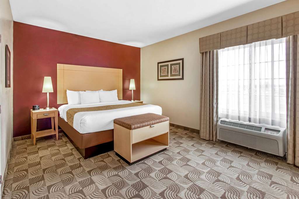 La Quinta Inn & Suites by Wyndham Tucumcari - photo 24