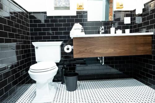 The Gas Lamp Hotel 1BR Tesla - photo 12