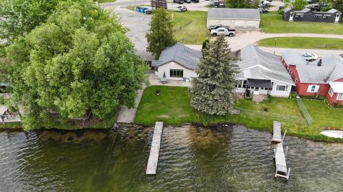 The Turk Lake House Lakefront with Toys & AC — 4-Star Luxury Hotel in Greenville, United States