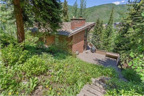 Walk to Skiing and Vail Village Prestigious Forest Road Location Private Hot Tub in Vail, United States