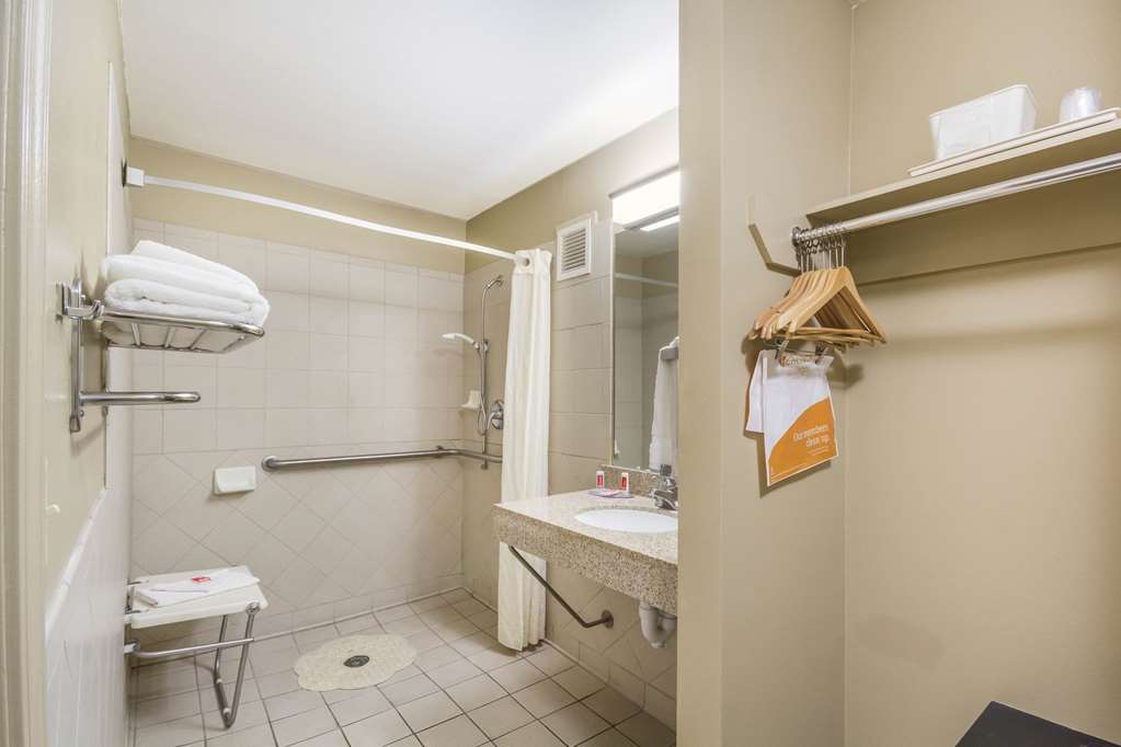 Econo Lodge Inn & Suites I 35 at Shawnee Mission - photo 32