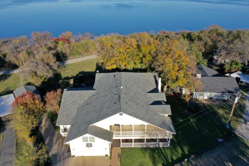 On Lake Retreats Family Gatherings Game Room Pets — hotel in Whitney