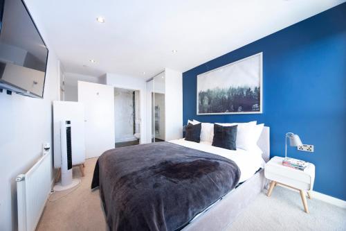 Modern 12th Floor Balcony Striking London View — 4-Star Luxury Hotel in London, United Kingdom
