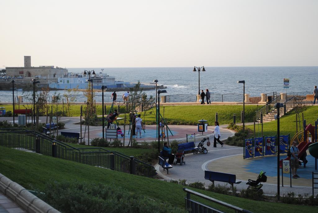 Spacious seaview Sliema Apt steps from Valletta Ferry — 4-Star Luxury Hotel in Sliema, Malta