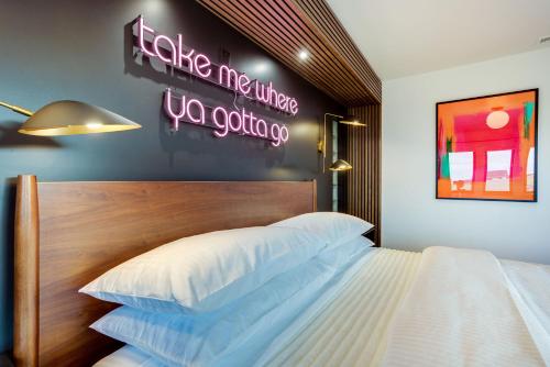 The Berry at The Louie Boutique Motel Walk to Everything Dog Friendly in Newport, United States