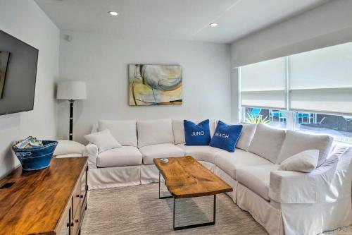 Juno Beach House with Private Pool Walk to Beach — 4-Star Luxury Hotel in Juno Beach, United States