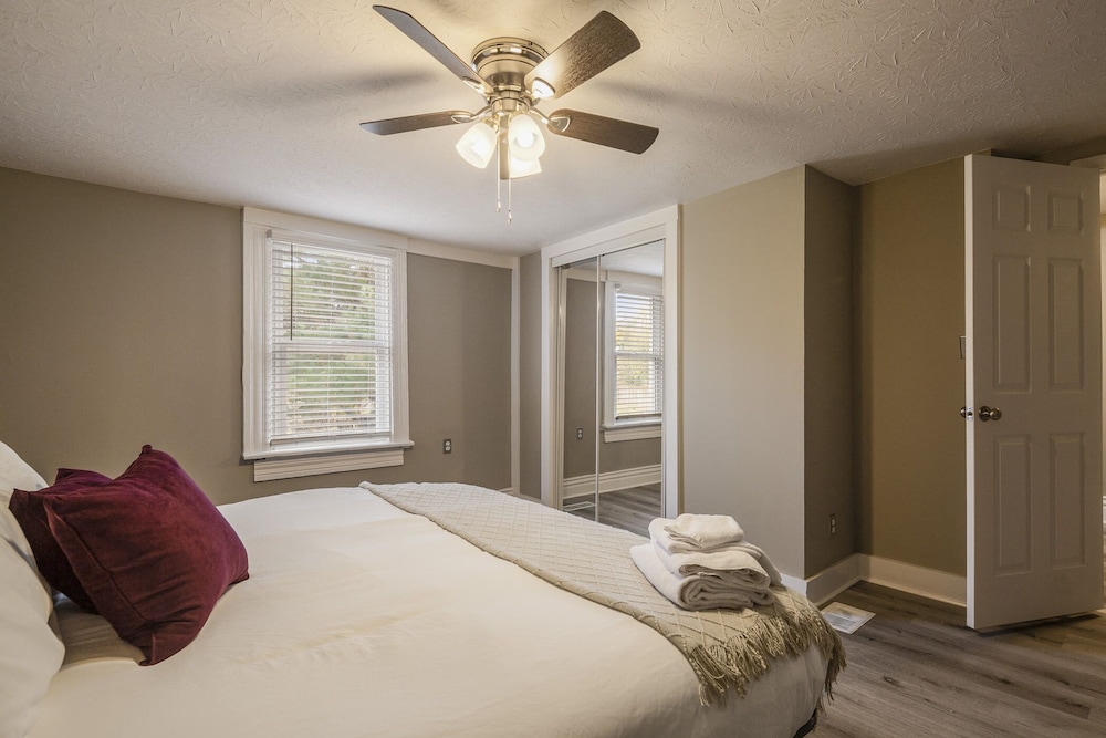 Newly renovated 4BR CozySuites - photo 3