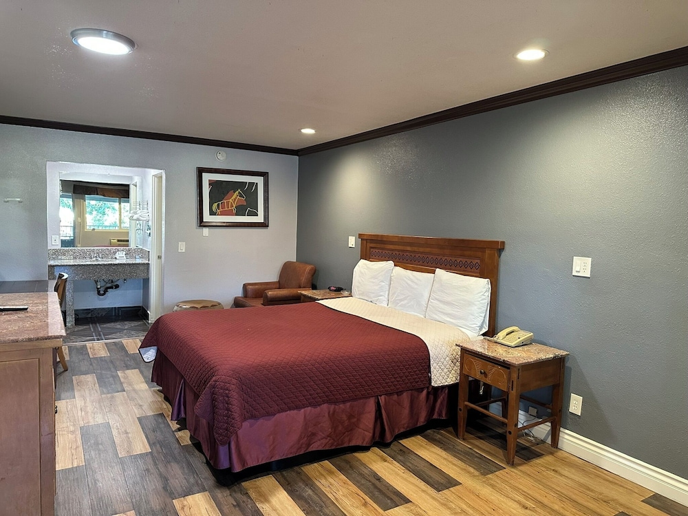 Americas Best Value Inn Corona - photo 23