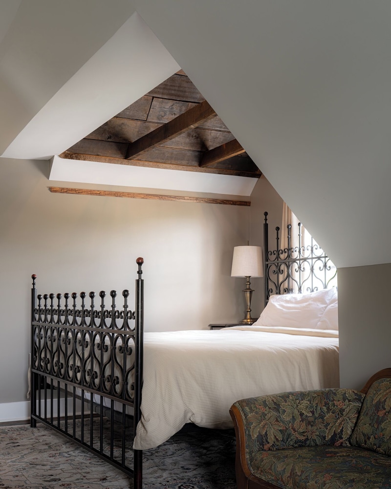 The NuWray Hotel & Carriage House - photo 39
