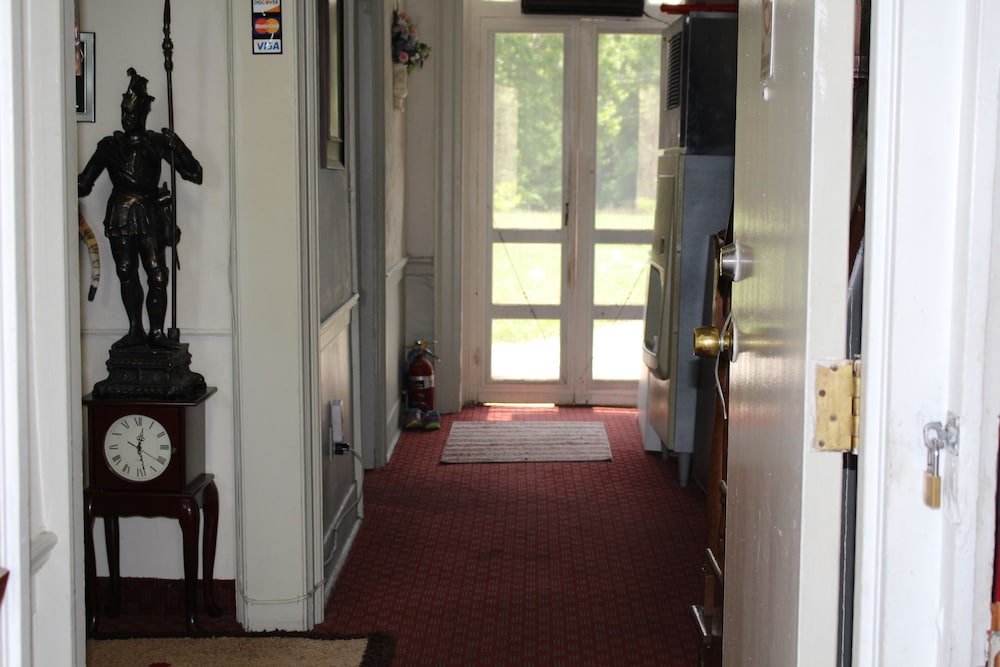 Hometown Inn Staunton - photo 20