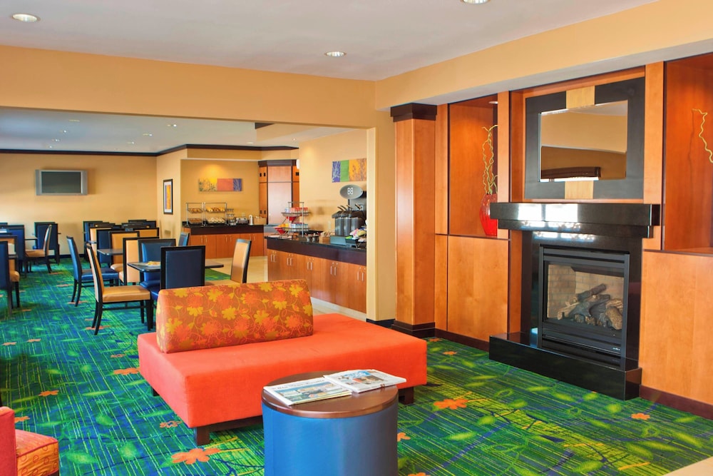 Fairfield Inn & Suites by Marriott Champaign - photo 2