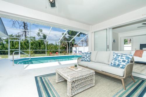 Beautiful Spacious Home Close to Beaches HEATED Private Pool — 4-Star Luxury Hotel in Englewood, United States
