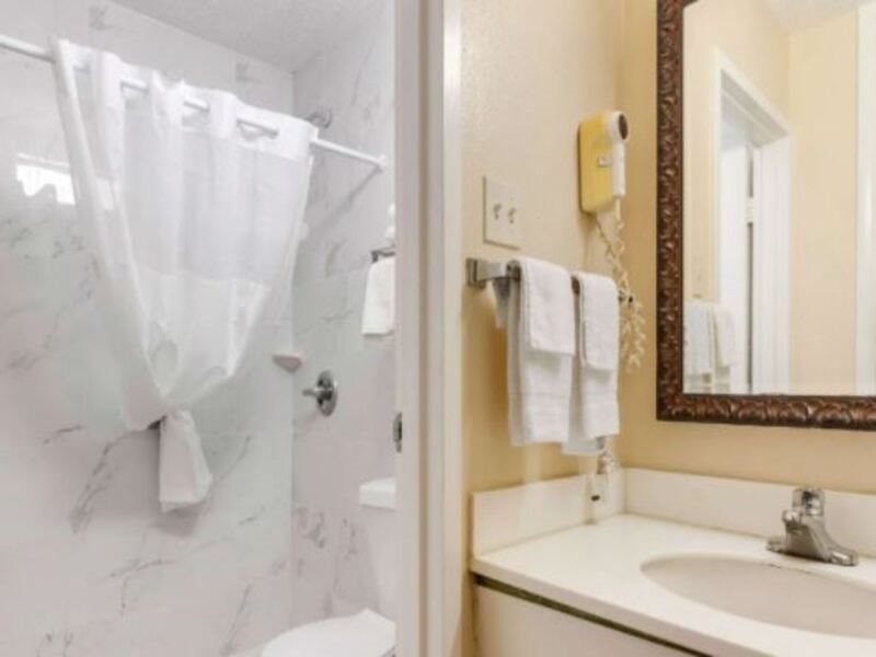 Clarion Inn Brunswick - photo 9
