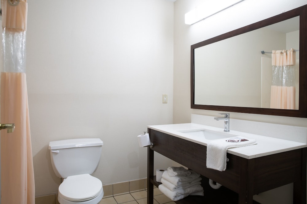 BlissPoint Inn & Suites - photo 21