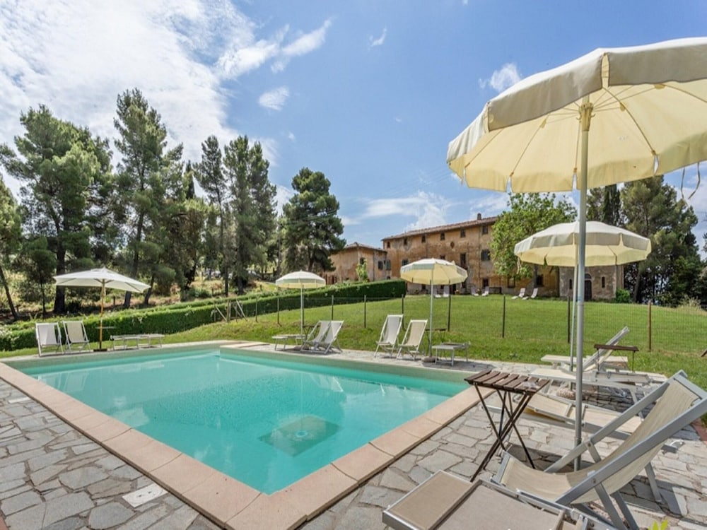 Family Villa Pool in Volterra — 4-Star Luxury Hotel in Volterra, Italy