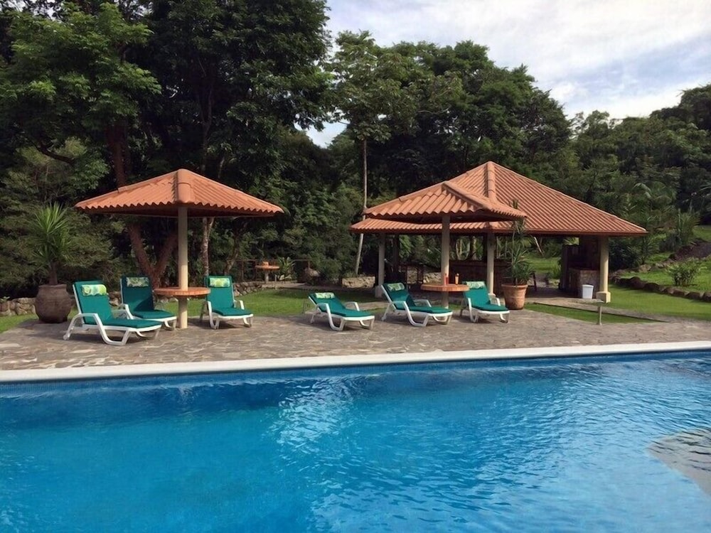 Cabanas Rio Encantado - carbon neutral hotel in Caldera