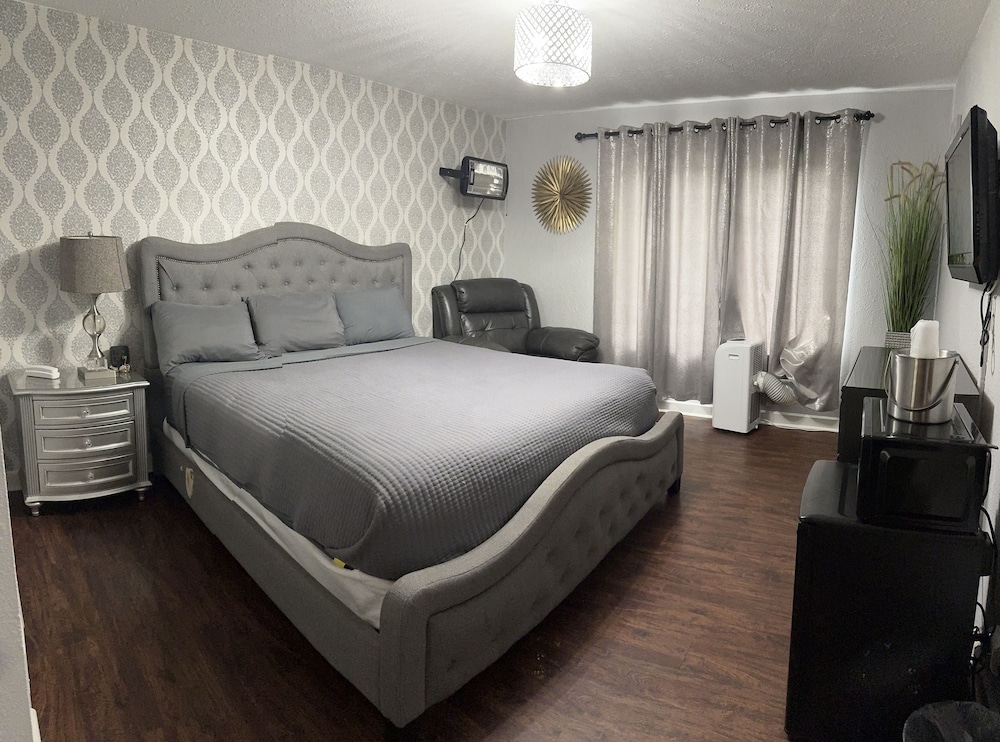 The Village Inn Hotel - photo 20