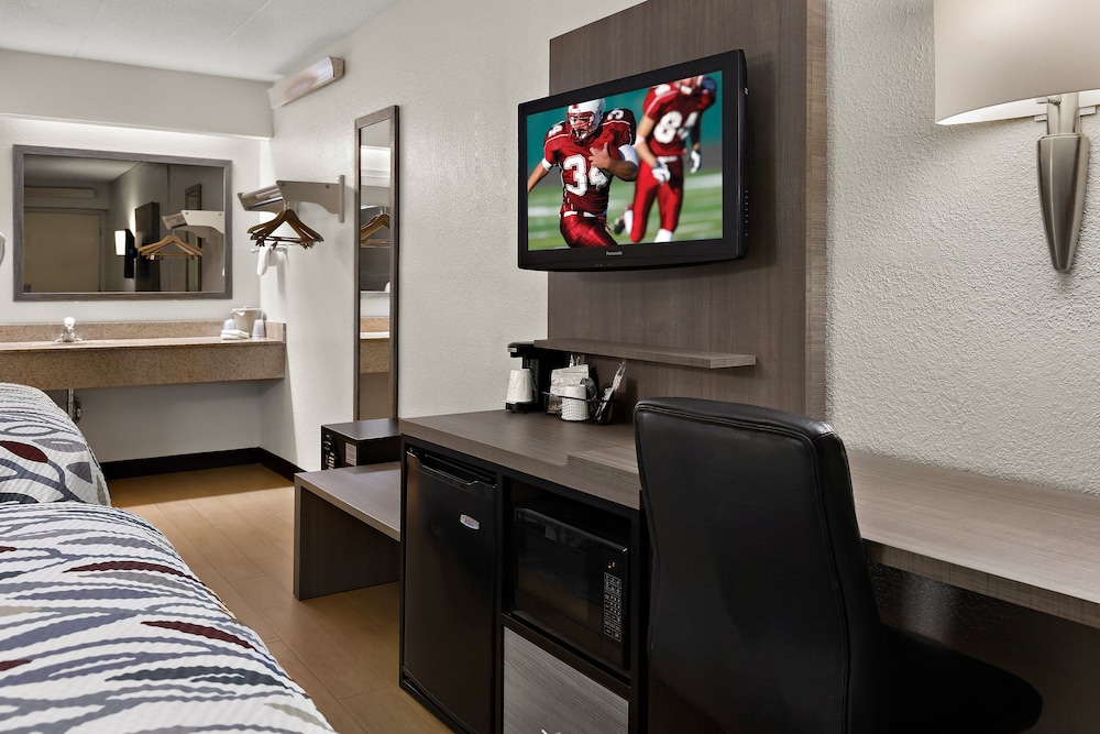 Red Roof Inn Cleveland Westlake - photo 14