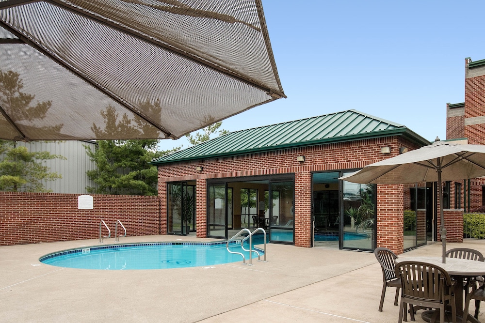 Comfort Suites Parkersburg South - photo 38