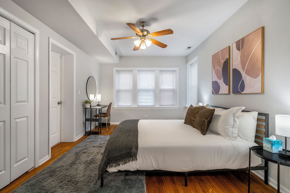 Cozy 1BR Sunnyside 2N — 4-Star Luxury Hotel in Chicago, United States