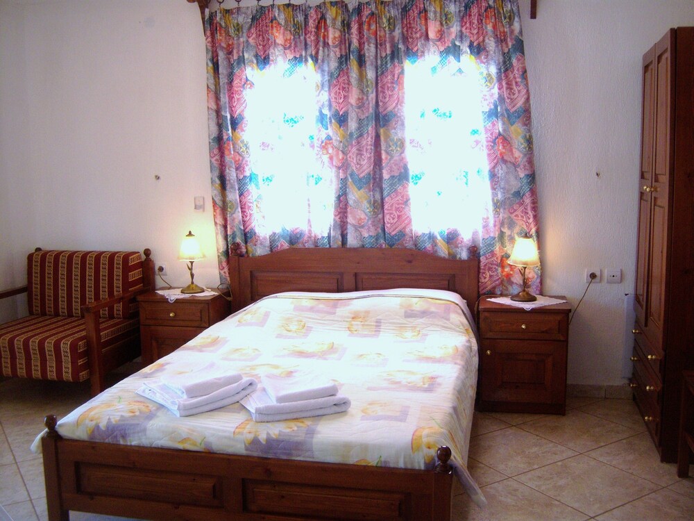 Yellow Stella Studios — Skopelos — photo 4