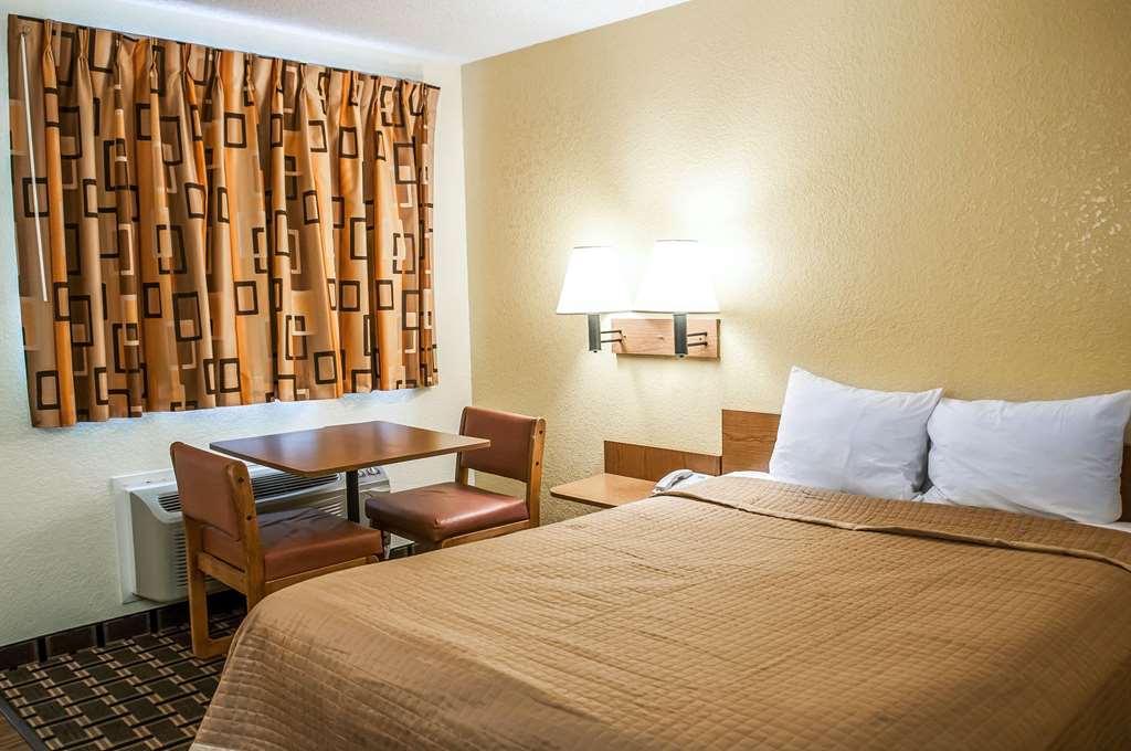 Rodeway Inn Albuquerque West - photo 14