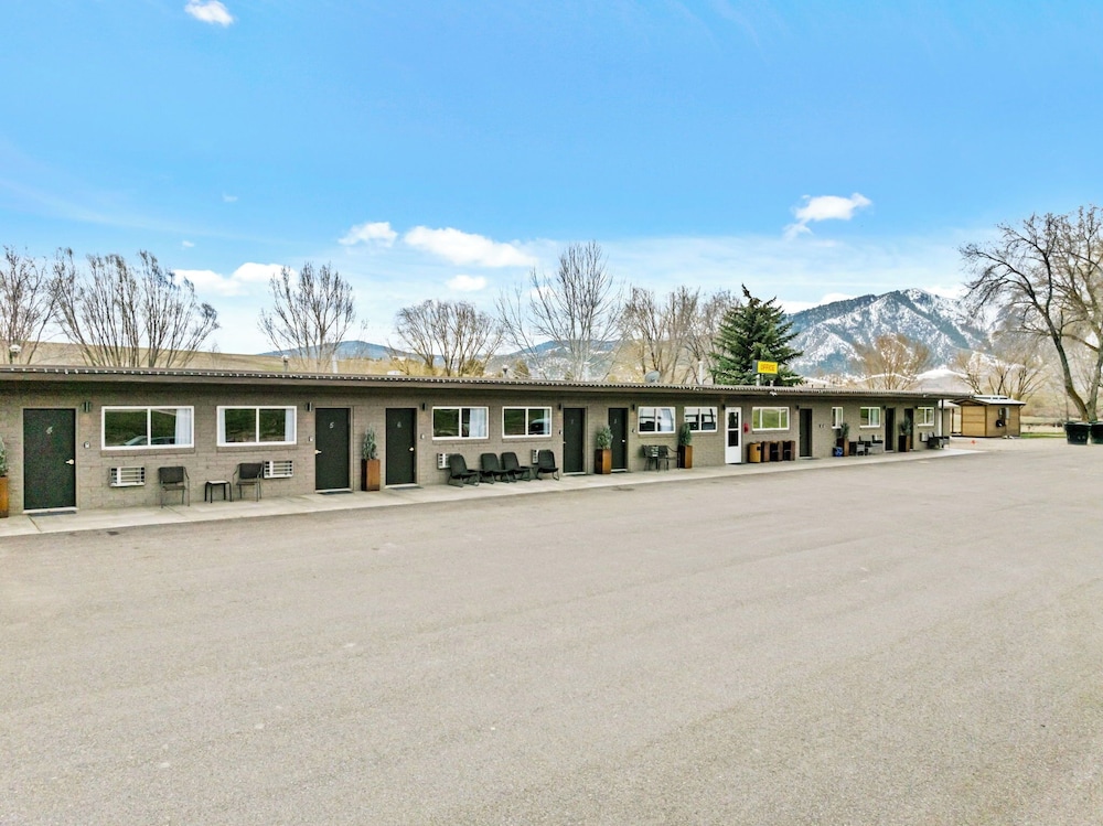 Lost Trail Resort Riverside Rooms Sauna Near Hot Pools - carbon neutral hotel in Pocatello