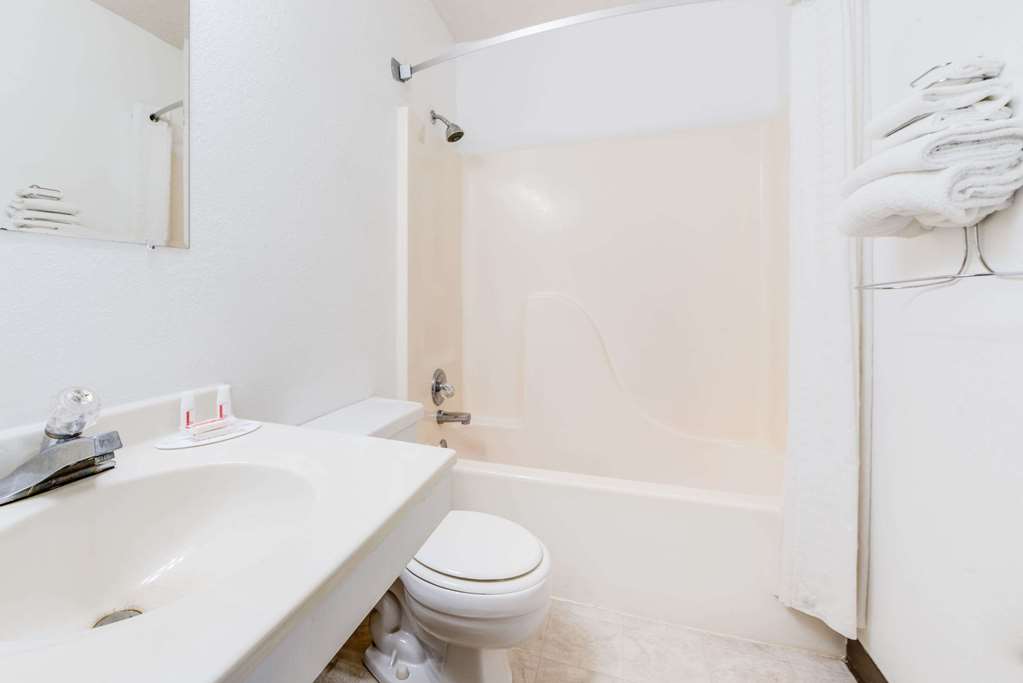 Super 8 by Wyndham Burlington - photo 6