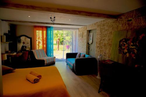 Lacoste pet-friendly hotel Sainte-Colombe-En-Bruilhois