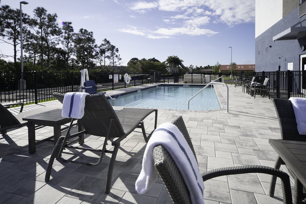 Holiday Inn Express & Suites Fort Myers Airport by IHG - photo 25