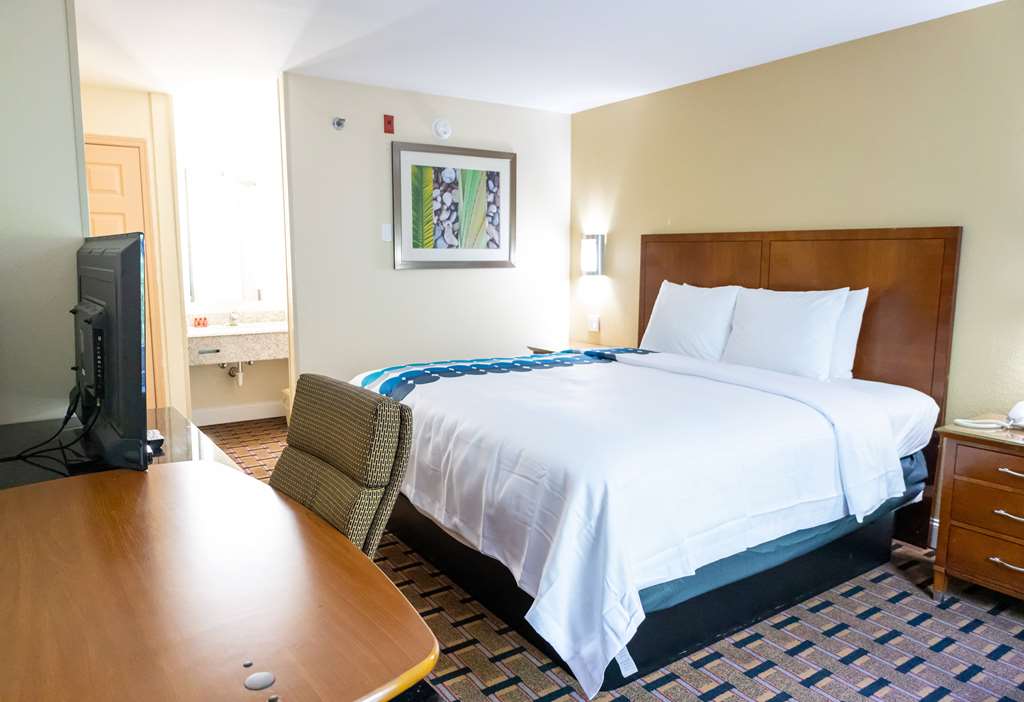 Days Inn By Wyndham College Park Atlanta Airport South - photo 19
