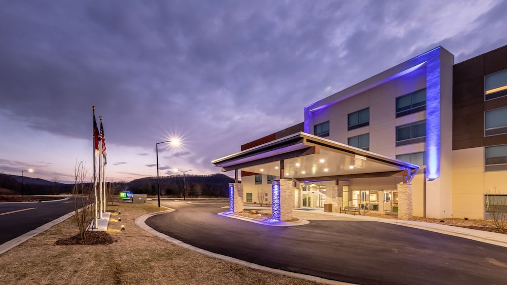 Holiday Inn Express & Suites Marion by IHG - carbon neutral hotel in Marion