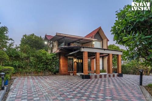 StayVista at Grandeur Living Villa with BBQ Wi Fi — 4-Star Luxury Hotel in Sanwer, India