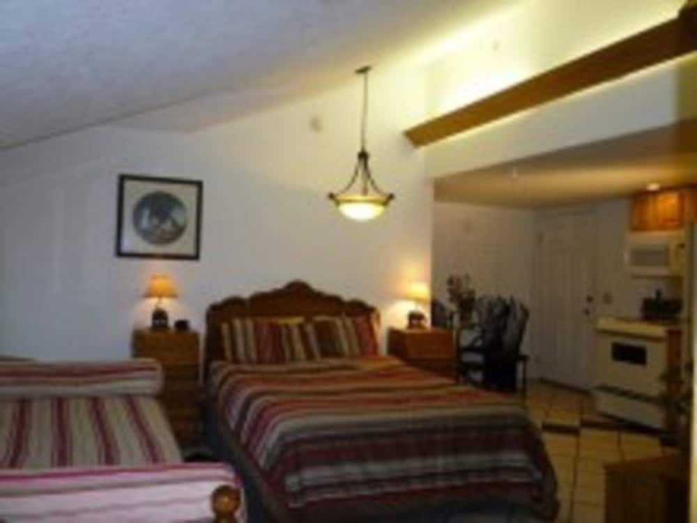 7 Gables Inn & Suites - photo 12