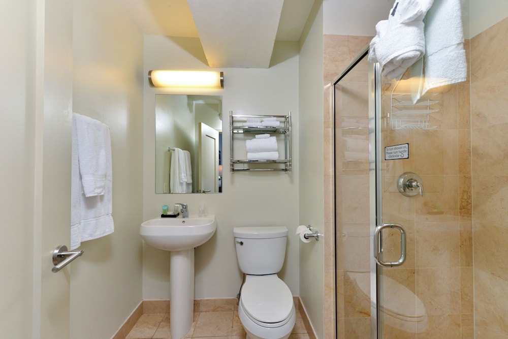 Grand Eastonian Hotel & Suites - photo 40