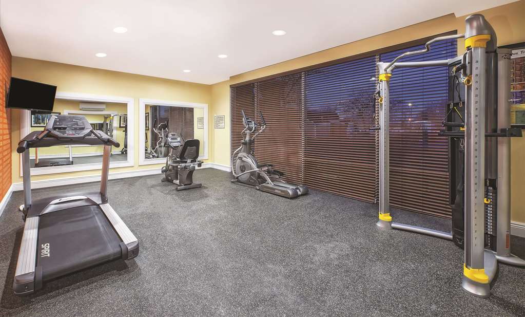 La Quinta Inn & Suites by Wyndham Niagara Falls - photo 6
