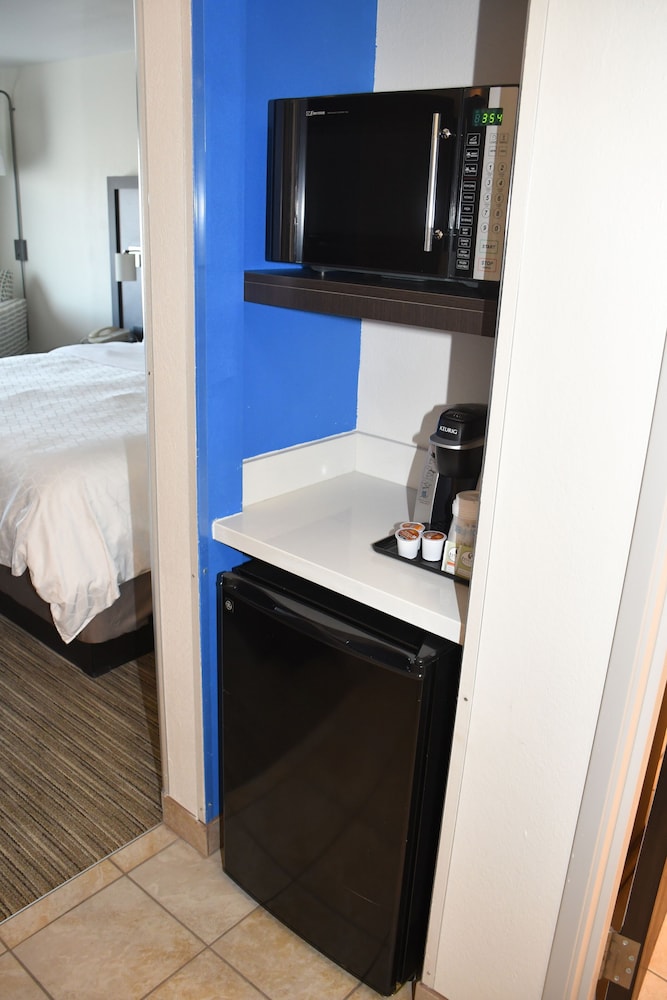 Holiday Inn Express & Suites Evanston By IHG - photo 32