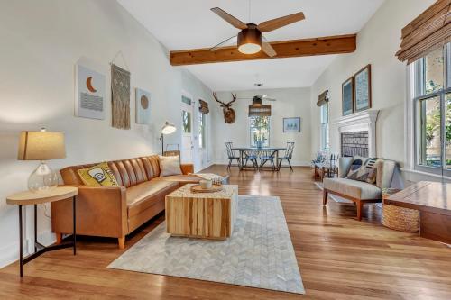 Ferien Haus Hot Tub & Fire PIt — 4-Star Luxury Hotel in Fredericksburg, United States